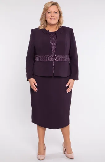 Háromrészes szilvaszínű kosztüm csipkével
