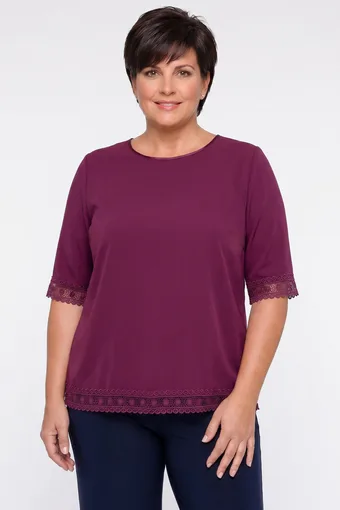 Lila blúz csipkével