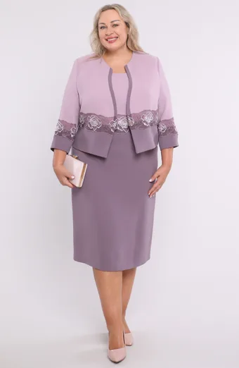 Elegáns lila kosztüm rózsákkal