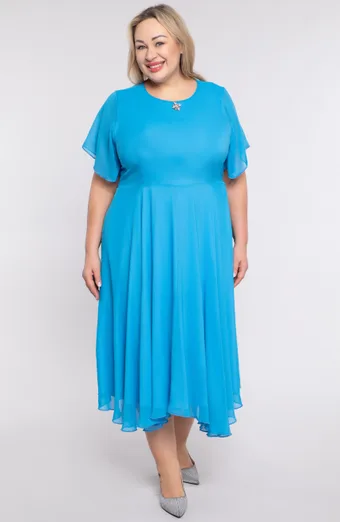 Kék sifon ruha brosssal